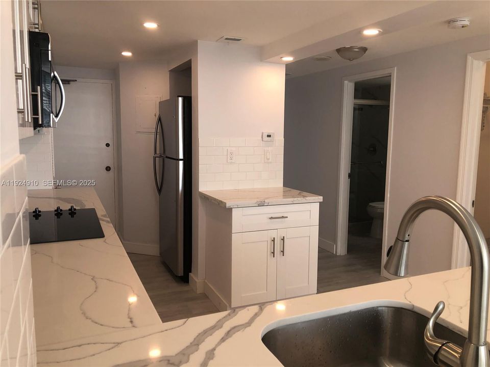 For Rent: $2,300 (0 beds, 1 baths, 580 Square Feet)