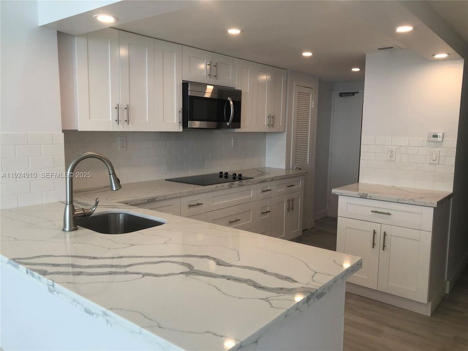 For Rent: $2,300 (0 beds, 1 baths, 580 Square Feet)