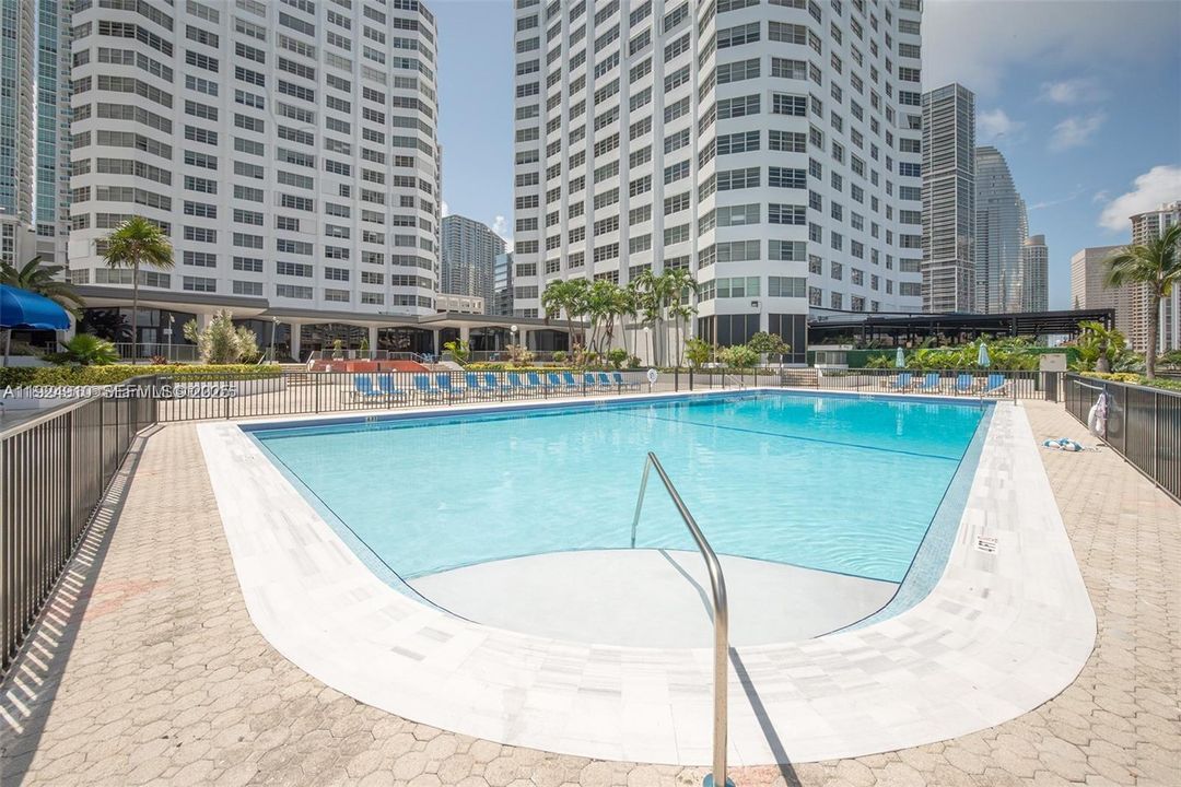 For Rent: $2,300 (0 beds, 1 baths, 580 Square Feet)