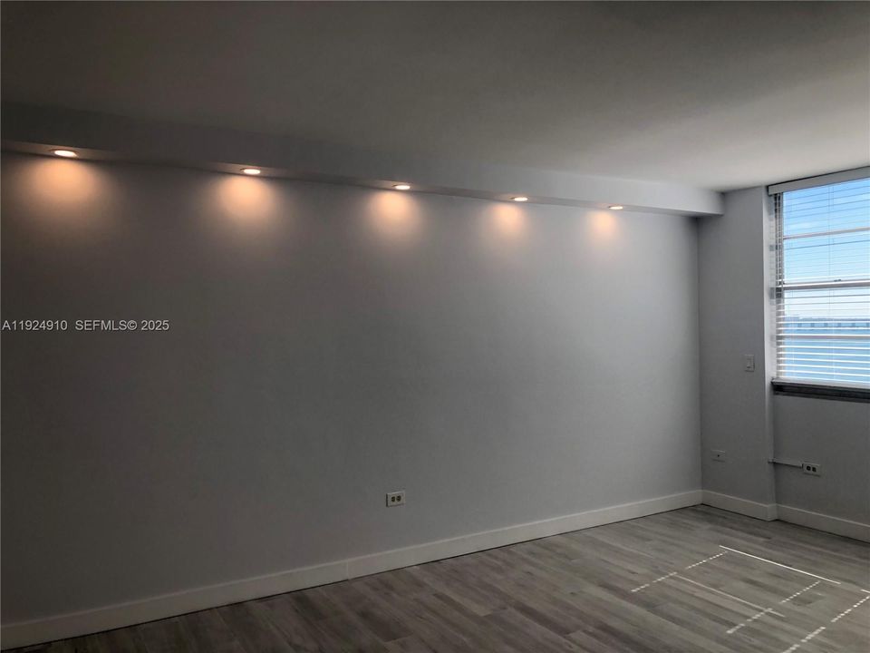 For Rent: $2,300 (0 beds, 1 baths, 580 Square Feet)