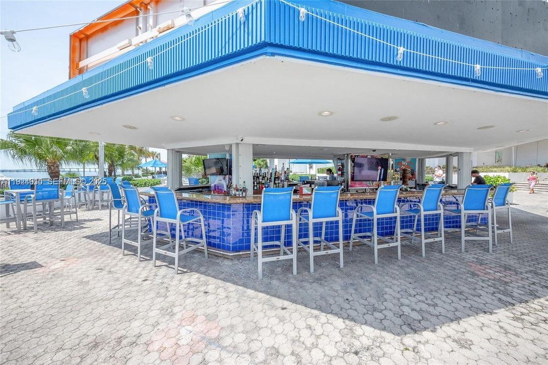 For Rent: $2,300 (0 beds, 1 baths, 580 Square Feet)