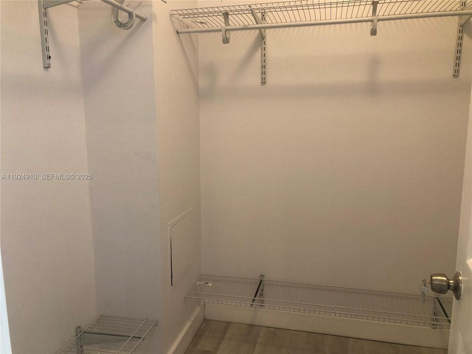 For Rent: $2,300 (0 beds, 1 baths, 580 Square Feet)