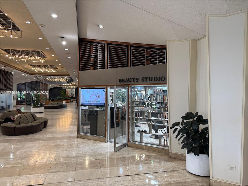 For Rent: $2,300 (0 beds, 1 baths, 580 Square Feet)