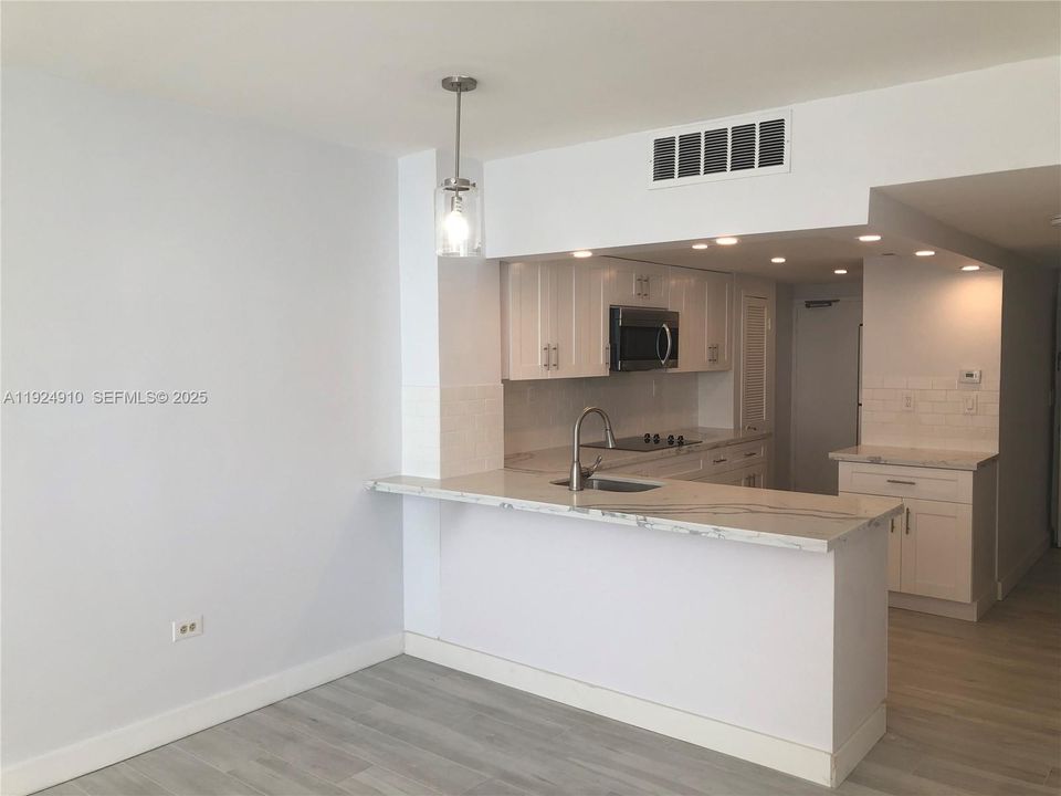 For Rent: $2,300 (0 beds, 1 baths, 580 Square Feet)