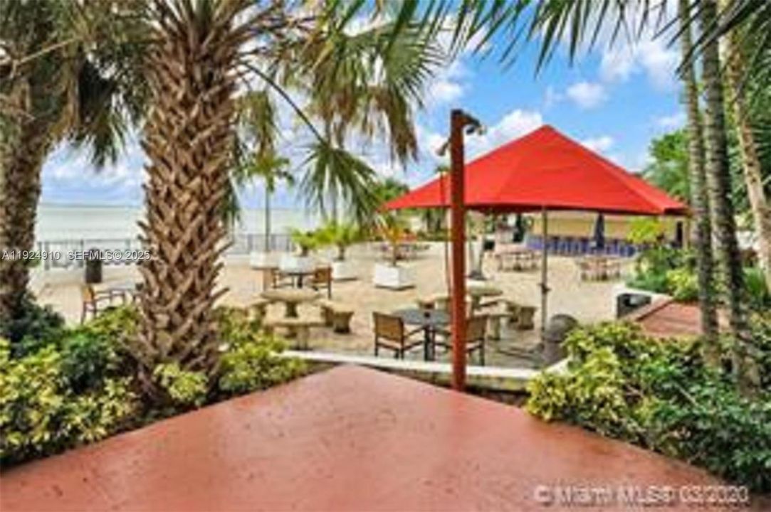 For Rent: $2,300 (0 beds, 1 baths, 580 Square Feet)