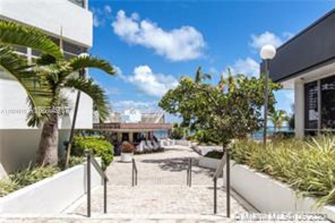 For Rent: $2,300 (0 beds, 1 baths, 580 Square Feet)