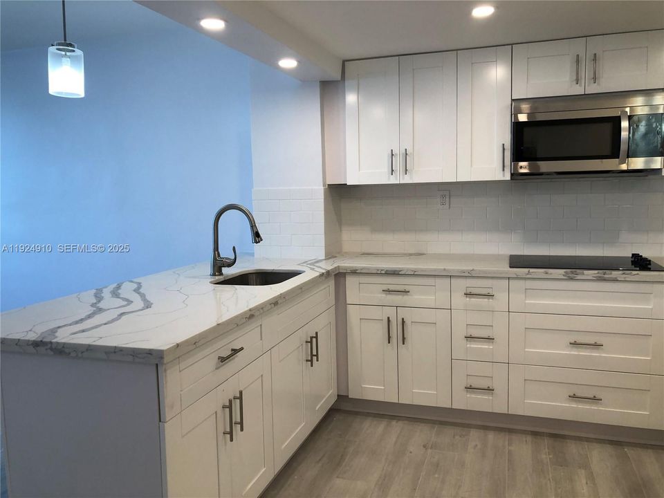 For Rent: $2,300 (0 beds, 1 baths, 580 Square Feet)