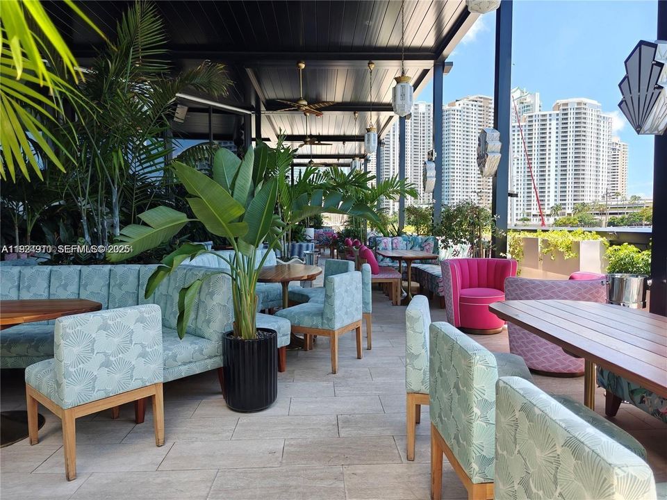 For Rent: $2,300 (0 beds, 1 baths, 580 Square Feet)