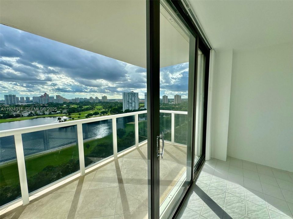 For Sale: $298,000 (1 beds, 1 baths, 755 Square Feet)