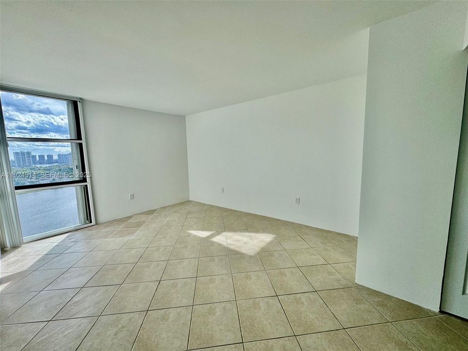 For Sale: $298,000 (1 beds, 1 baths, 755 Square Feet)