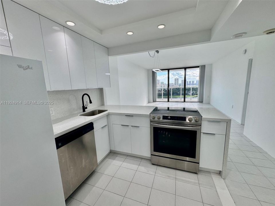 For Sale: $298,000 (1 beds, 1 baths, 755 Square Feet)