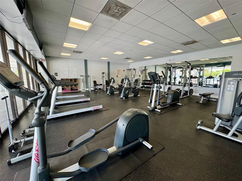 For Sale: $298,000 (1 beds, 1 baths, 755 Square Feet)