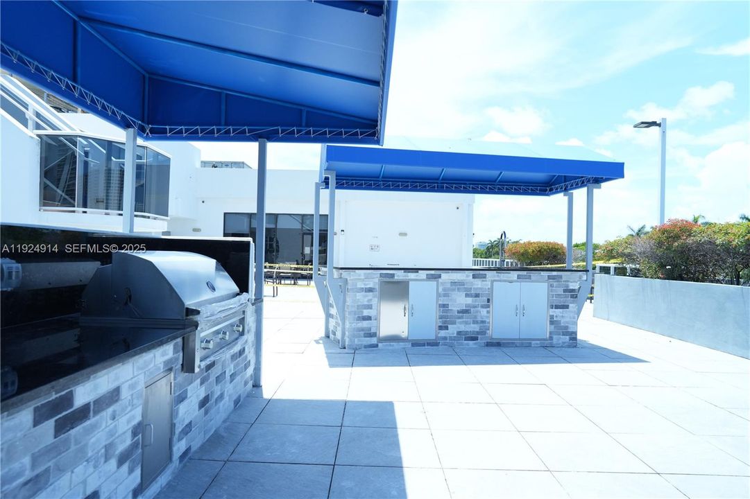 For Sale: $298,000 (1 beds, 1 baths, 755 Square Feet)