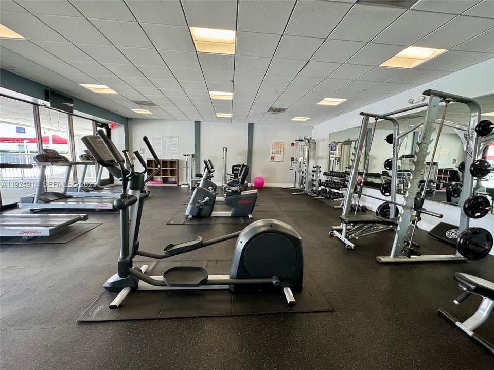 For Sale: $298,000 (1 beds, 1 baths, 755 Square Feet)