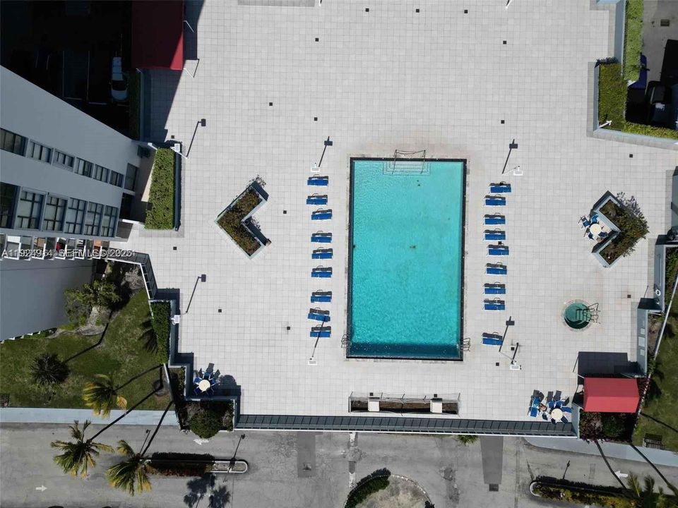 For Sale: $298,000 (1 beds, 1 baths, 755 Square Feet)