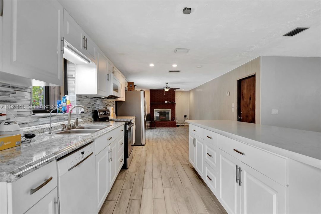 For Rent: $2,400 (3 beds, 2 baths, 1418 Square Feet)