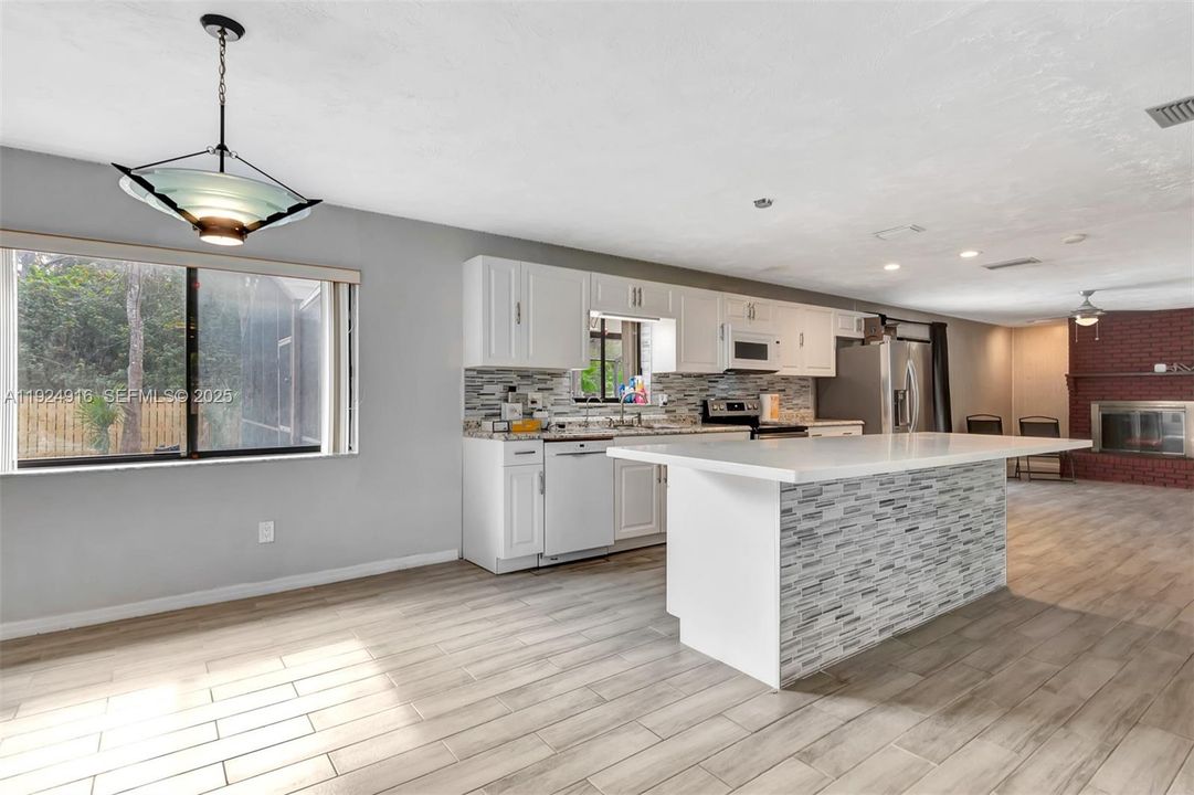 For Rent: $2,400 (3 beds, 2 baths, 1418 Square Feet)