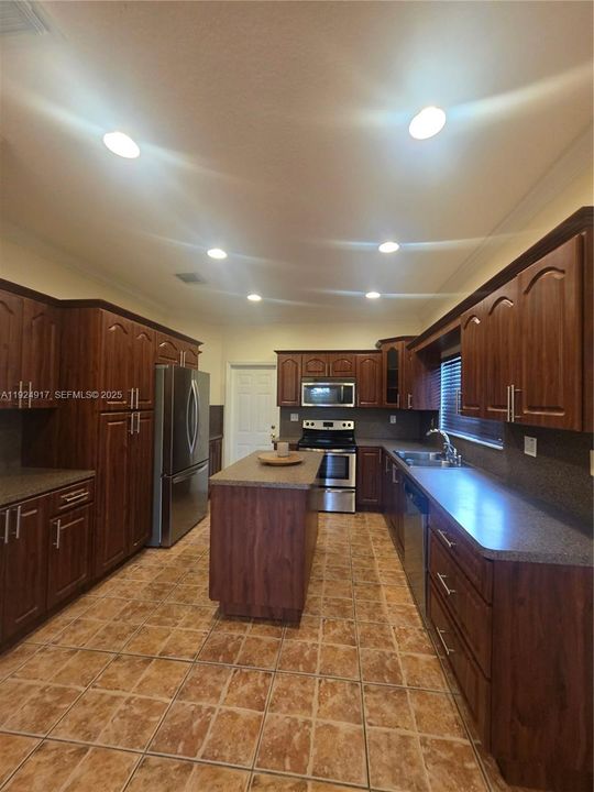 В аренду: $2,850 (4 спален, 2 ванн, 1793 Квадратных фут)