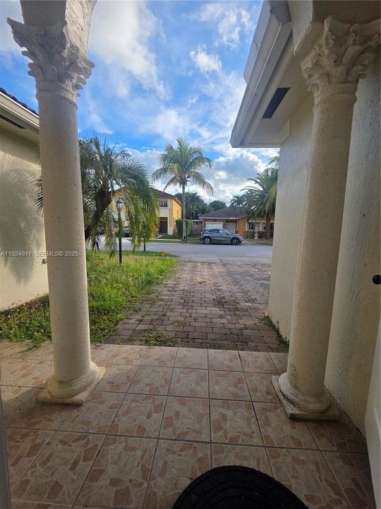 В аренду: $2,850 (4 спален, 2 ванн, 1793 Квадратных фут)