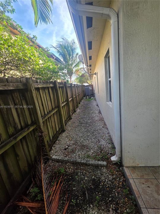 В аренду: $2,850 (4 спален, 2 ванн, 1793 Квадратных фут)