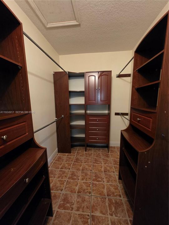 В аренду: $2,850 (4 спален, 2 ванн, 1793 Квадратных фут)