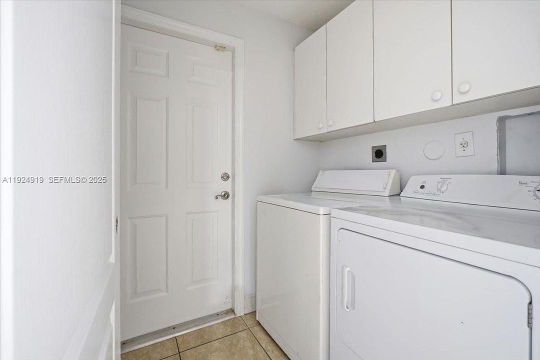 For Sale: $1,250,000 (4 beds, 3 baths, 2609 Square Feet)