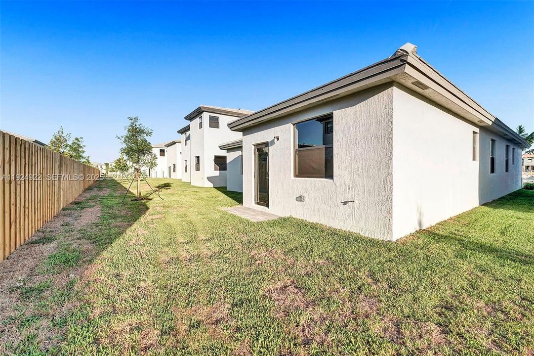 For Rent: $3,600 (4 beds, 2 baths, 1833 Square Feet)