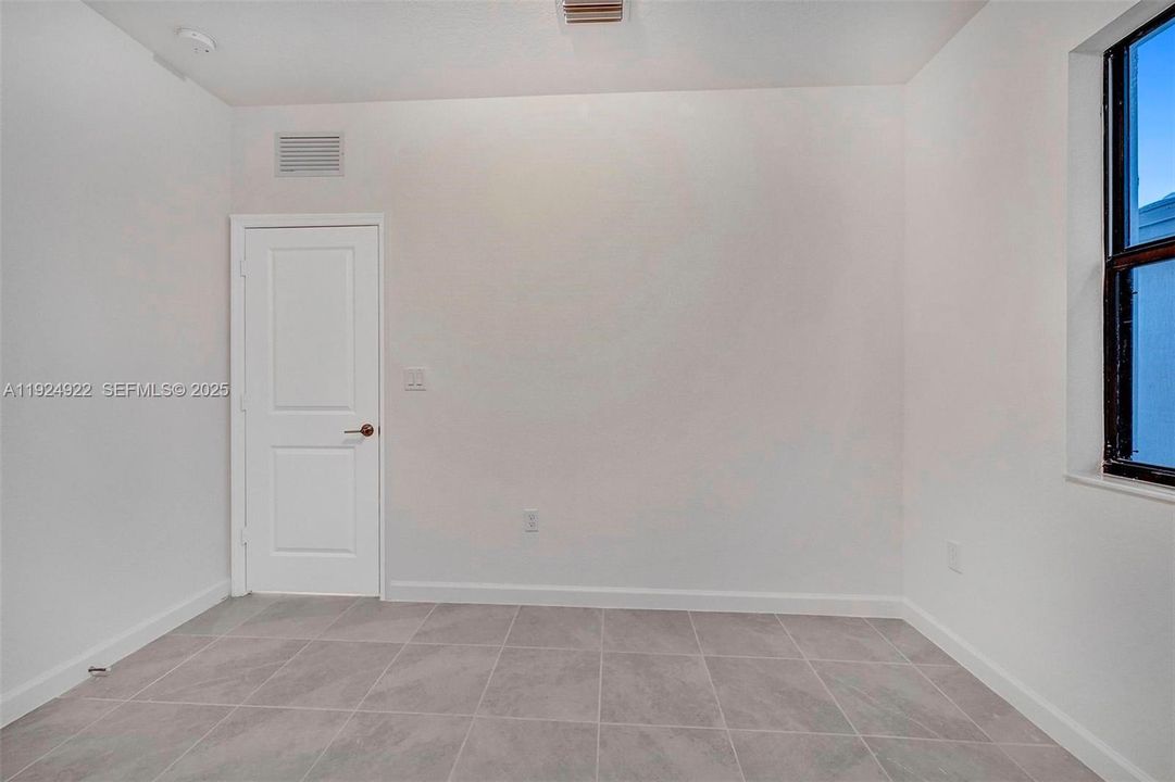 For Rent: $3,600 (4 beds, 2 baths, 1833 Square Feet)