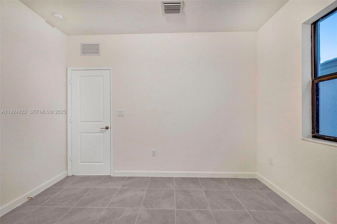 For Rent: $3,600 (4 beds, 2 baths, 1833 Square Feet)