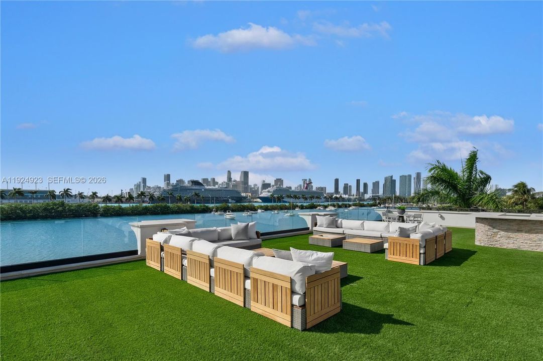 Под контрактом: $22,999,000 (8 спален, 9 ванн, 9094 Квадратных фут)