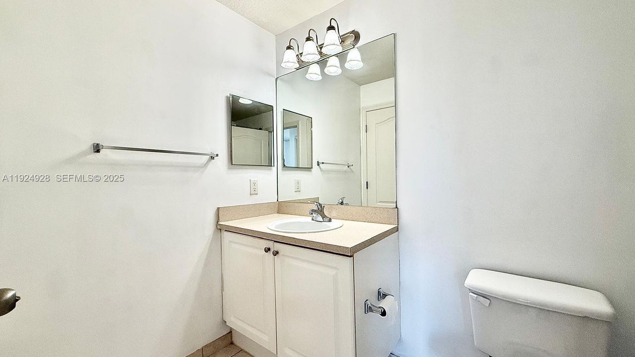 For Rent: $2,200 (1 beds, 1 baths, 846 Square Feet)