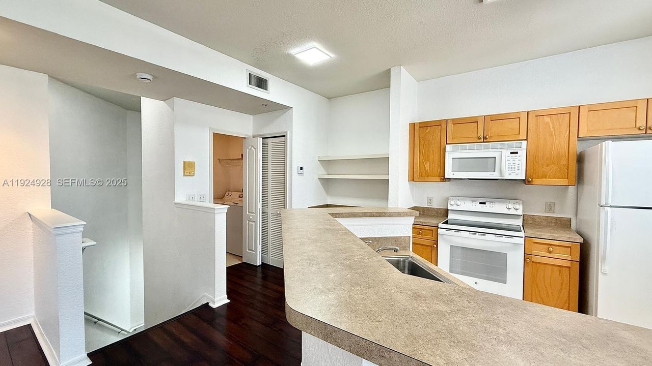 For Rent: $2,200 (1 beds, 1 baths, 846 Square Feet)