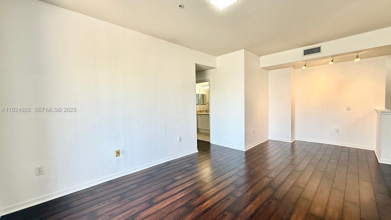 For Rent: $2,200 (1 beds, 1 baths, 846 Square Feet)