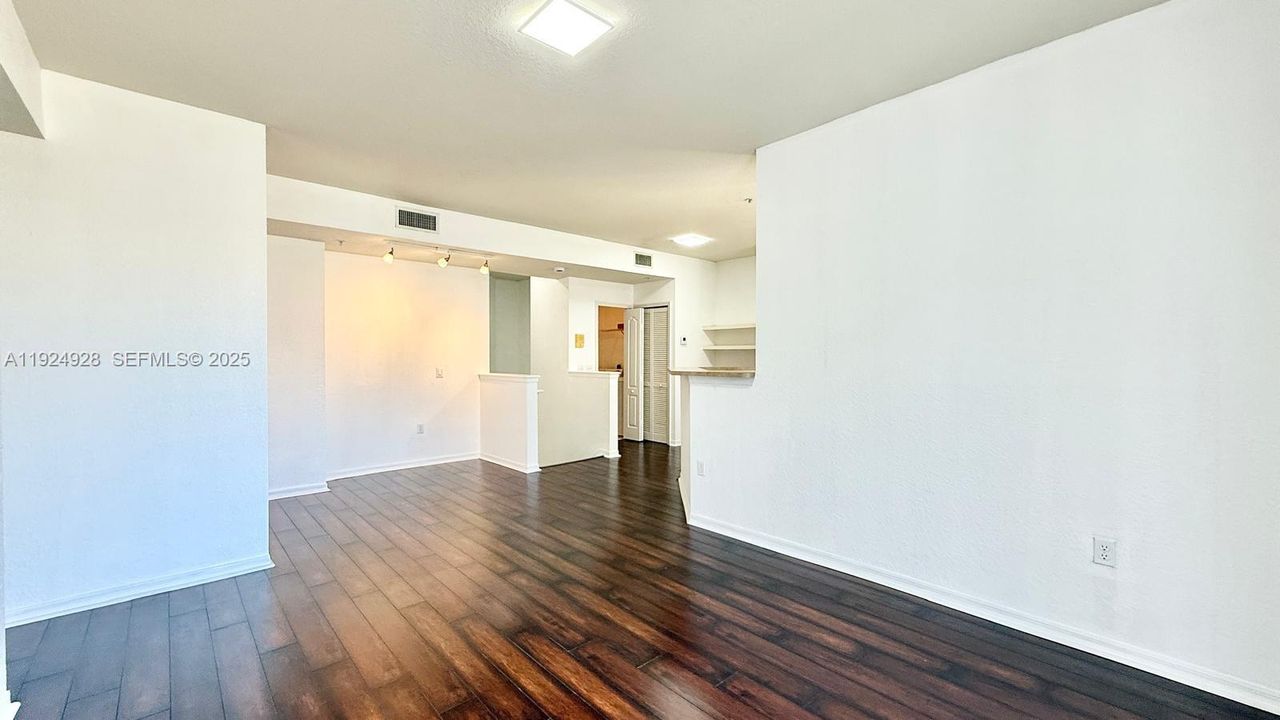 For Rent: $2,200 (1 beds, 1 baths, 846 Square Feet)