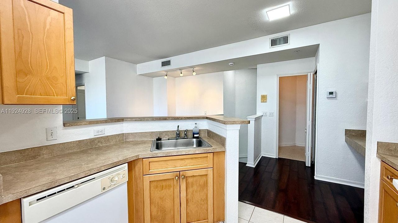 For Rent: $2,200 (1 beds, 1 baths, 846 Square Feet)