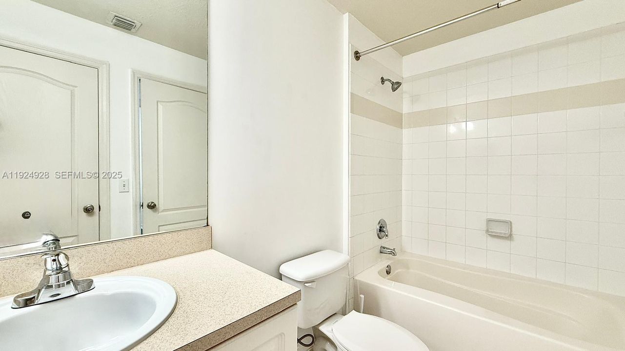 For Rent: $2,200 (1 beds, 1 baths, 846 Square Feet)