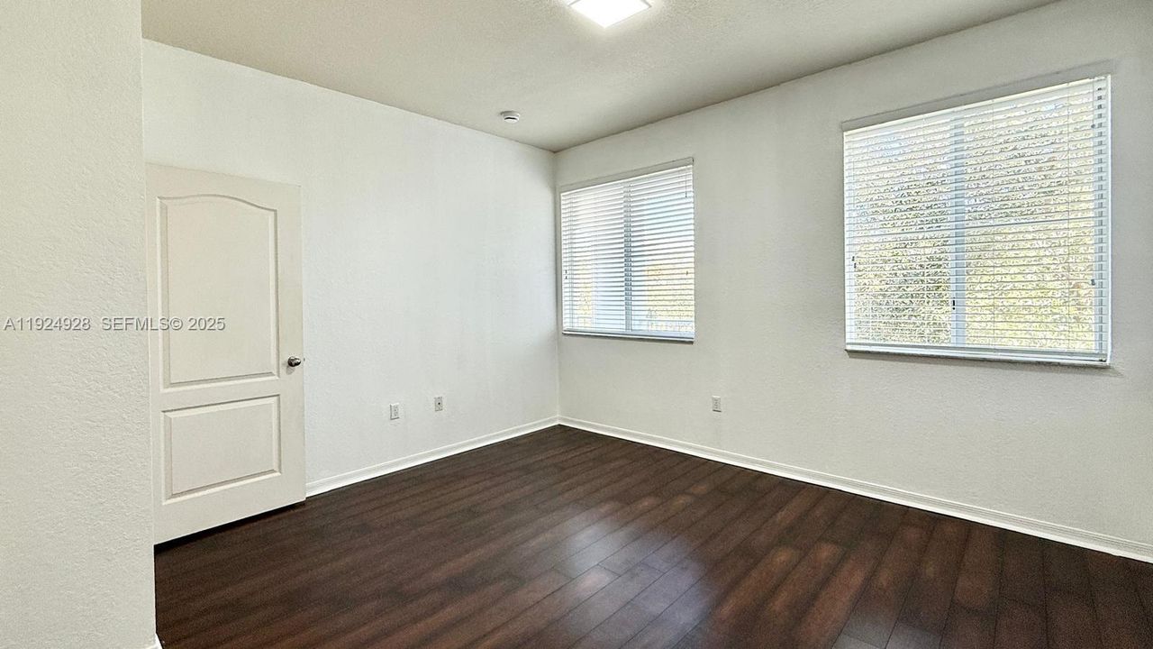 For Rent: $2,200 (1 beds, 1 baths, 846 Square Feet)