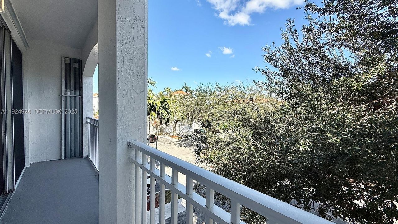 For Rent: $2,200 (1 beds, 1 baths, 846 Square Feet)