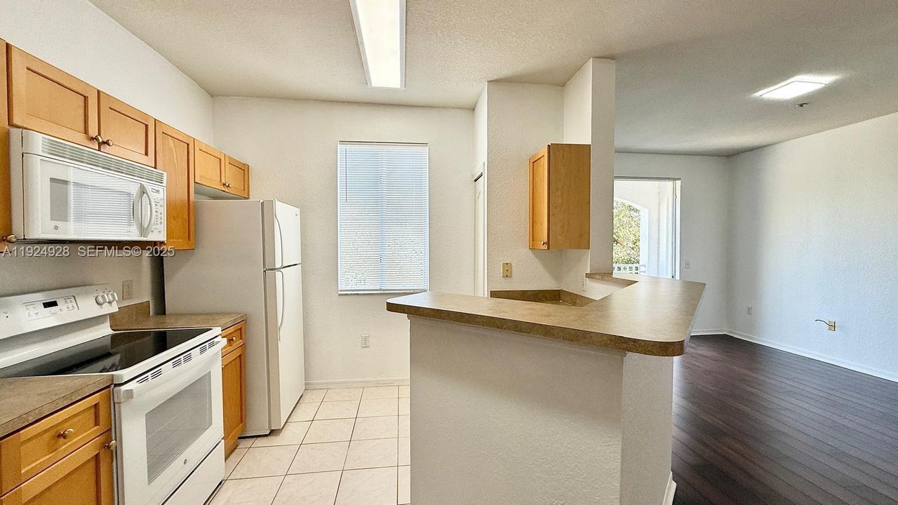 For Rent: $2,200 (1 beds, 1 baths, 846 Square Feet)