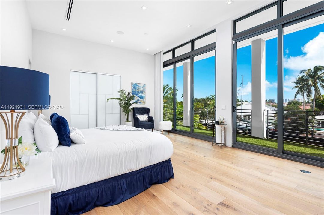 For Sale: $4,700,000 (5 beds, 5 baths, 4380 Square Feet)