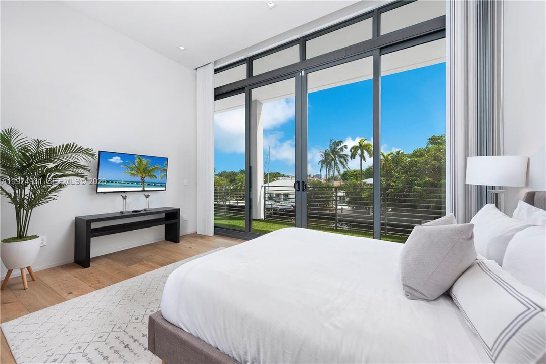 For Sale: $4,700,000 (5 beds, 5 baths, 4380 Square Feet)