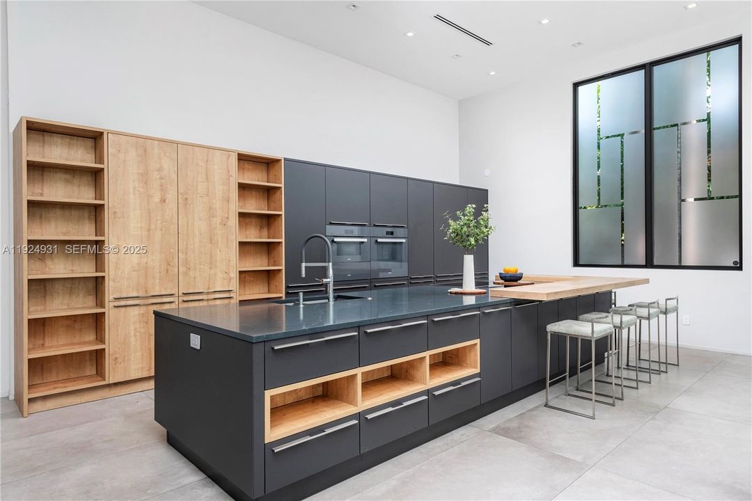 For Sale: $4,700,000 (5 beds, 5 baths, 4380 Square Feet)