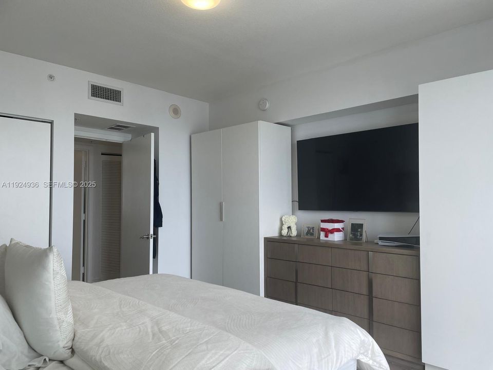For Rent: $3,000 (1 beds, 1 baths, 789 Square Feet)