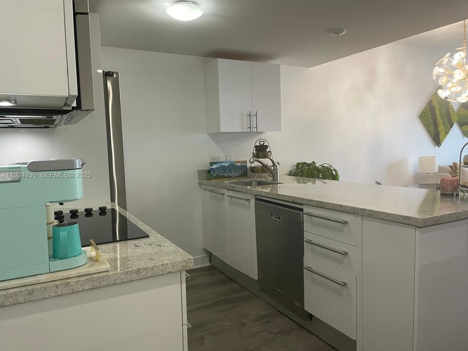 For Rent: $3,000 (1 beds, 1 baths, 789 Square Feet)