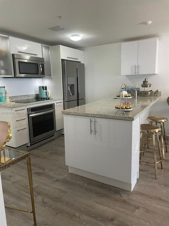 For Rent: $3,000 (1 beds, 1 baths, 789 Square Feet)