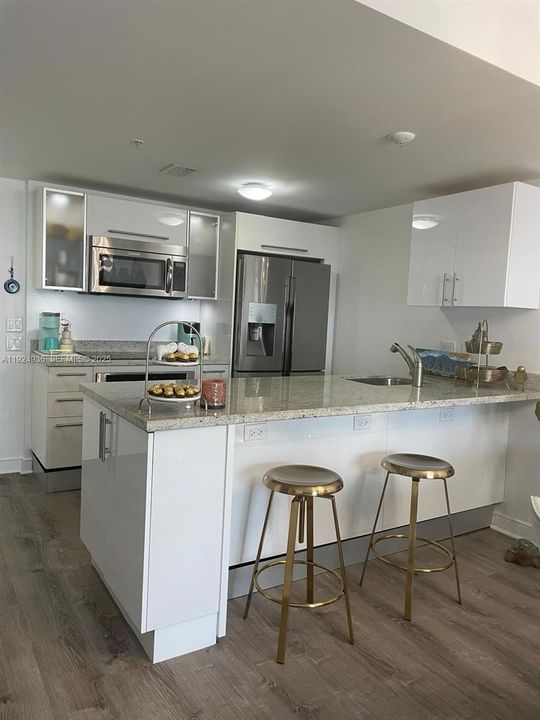 For Rent: $3,000 (1 beds, 1 baths, 789 Square Feet)