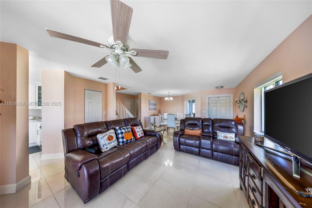 For Sale: $585,000 (3 beds, 2 baths, 1667 Square Feet)