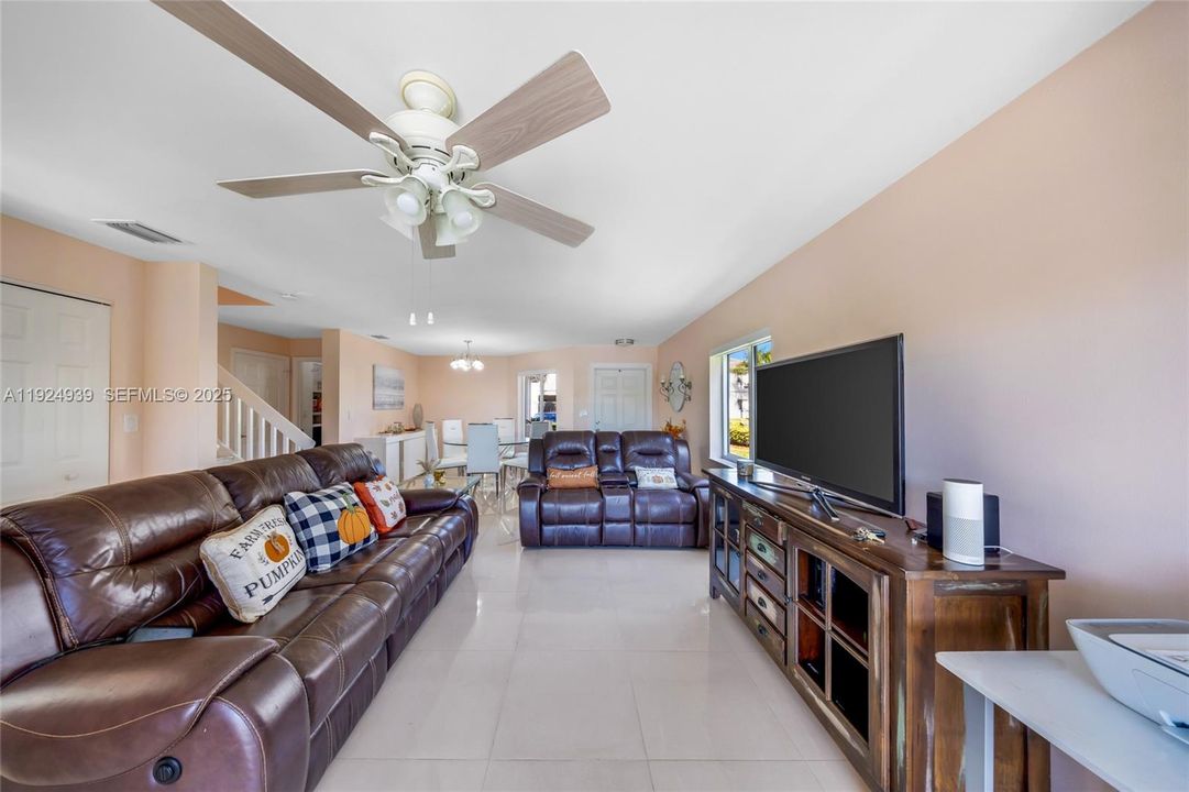 For Sale: $585,000 (3 beds, 2 baths, 1667 Square Feet)