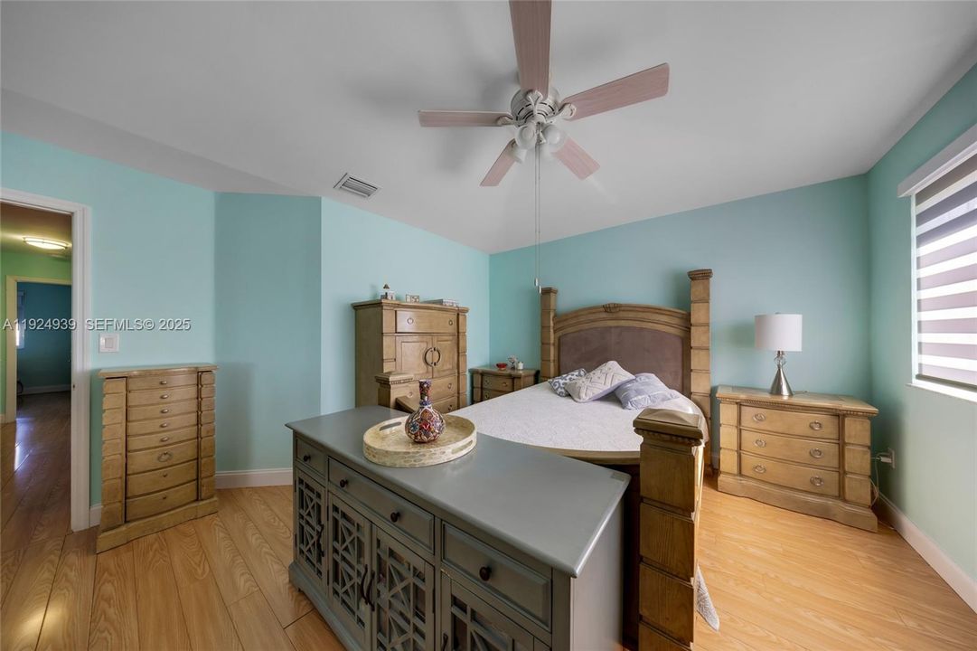 For Sale: $585,000 (3 beds, 2 baths, 1667 Square Feet)