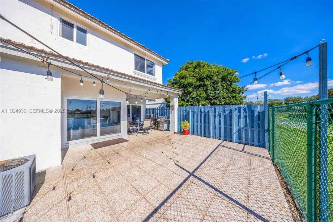 For Sale: $585,000 (3 beds, 2 baths, 1667 Square Feet)